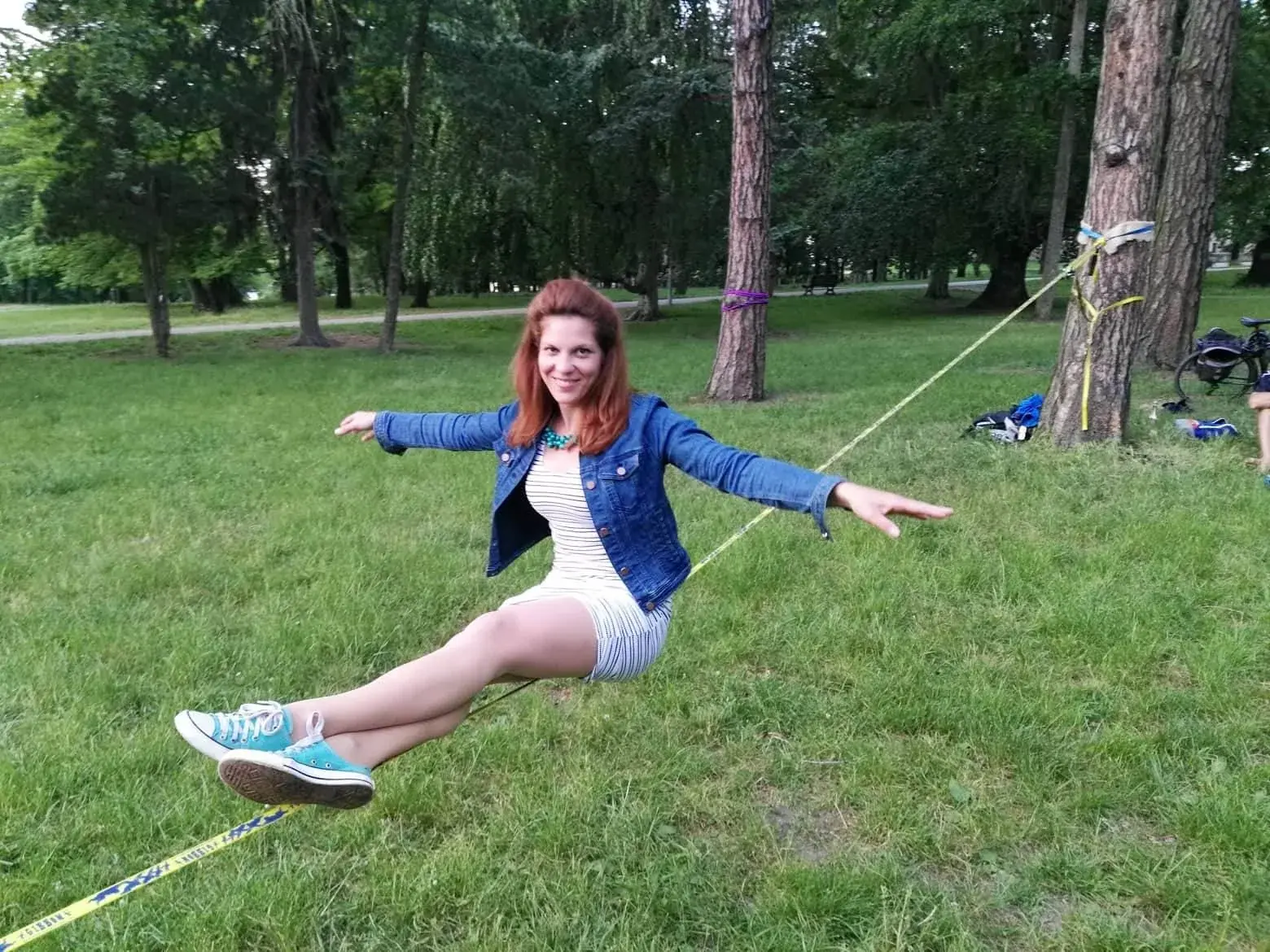 Terka na slacklině v přírodě