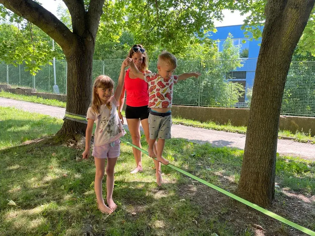 Terka s dětmi na slacklině