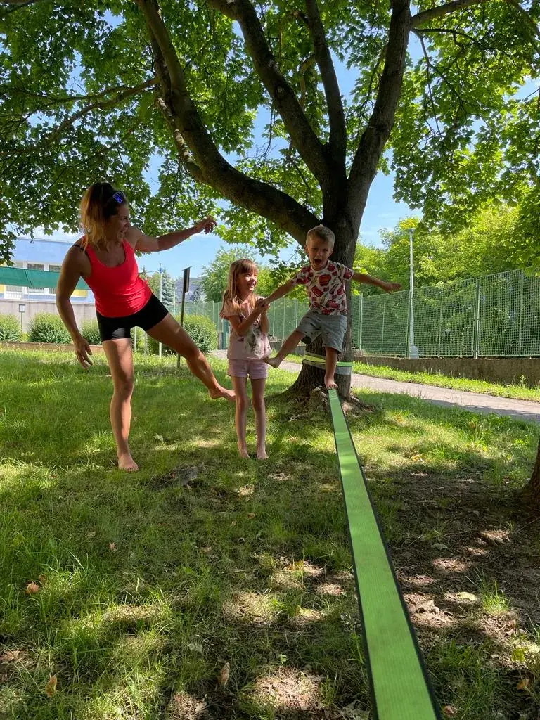 Děti na slacklině s lektorkou