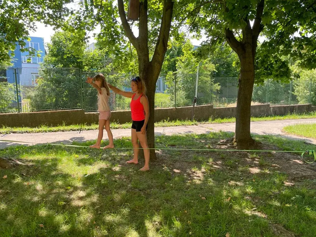 Děti na slacklině v parku