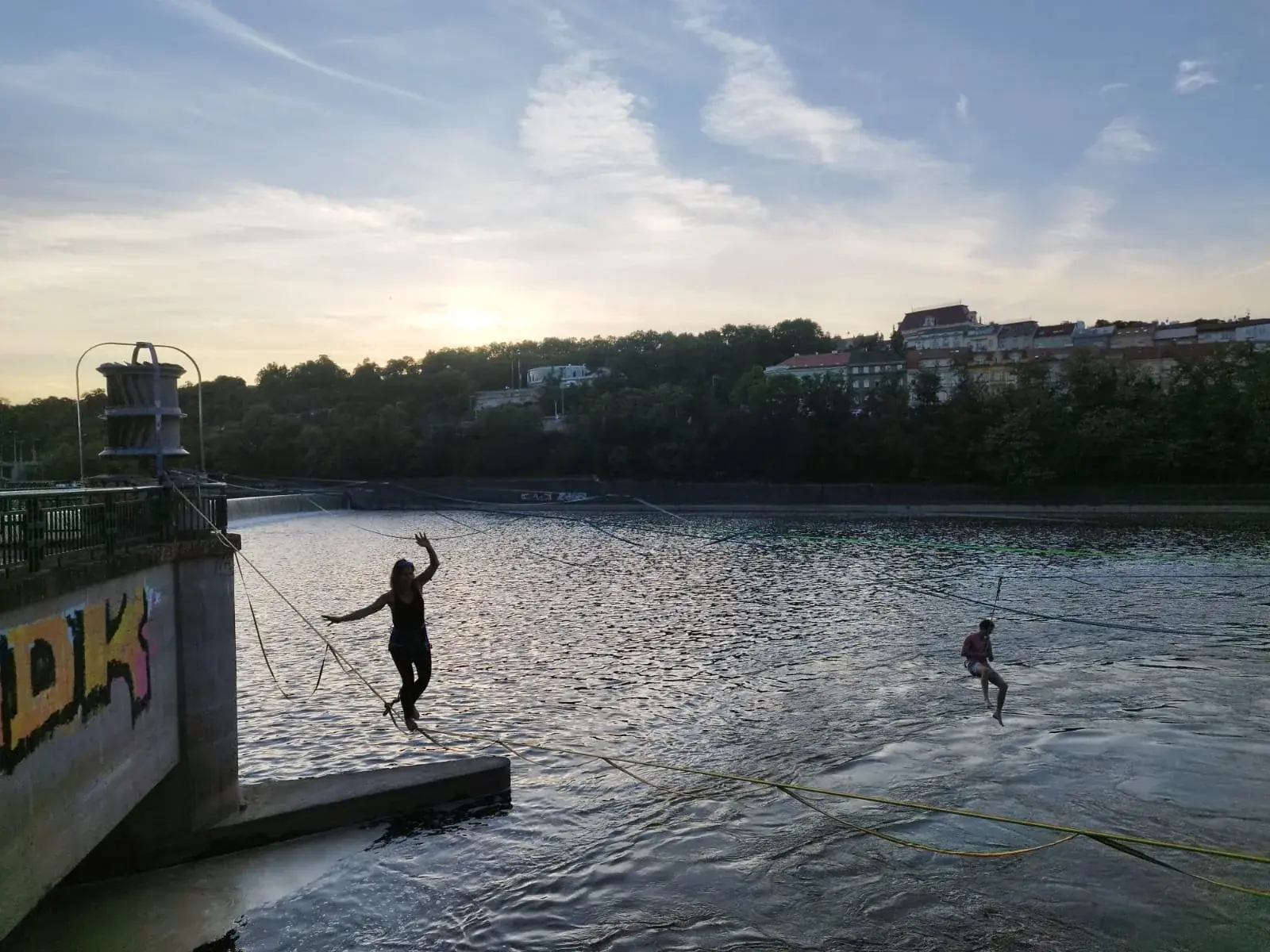 Slackline nad řekou – dva lezci