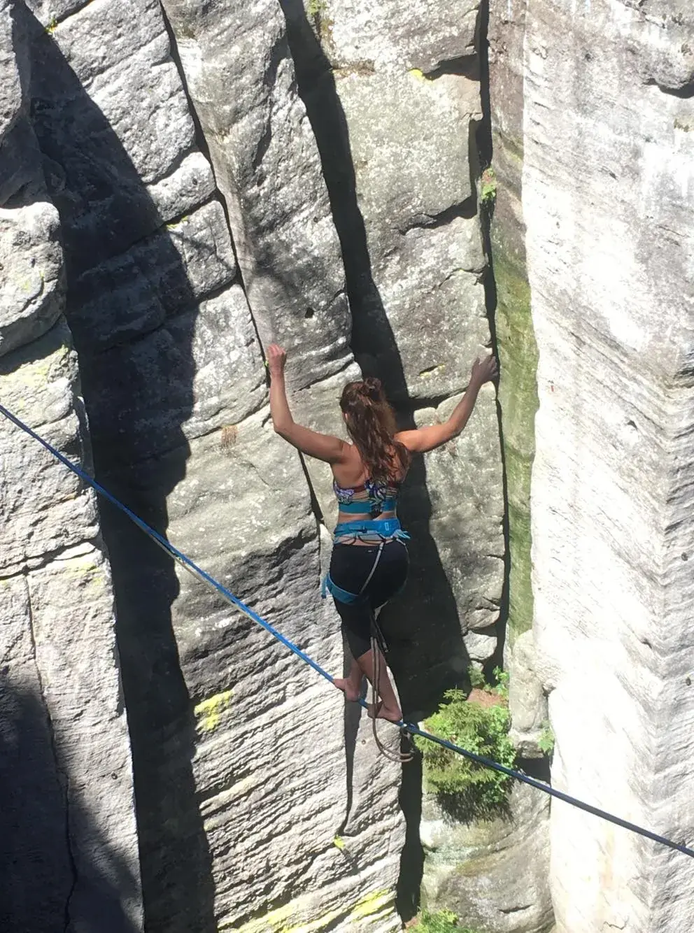 Terka na highline mezi skalami