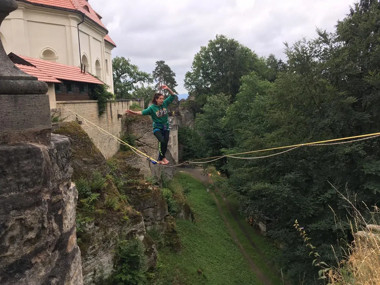 Terka na highline u historické budovy