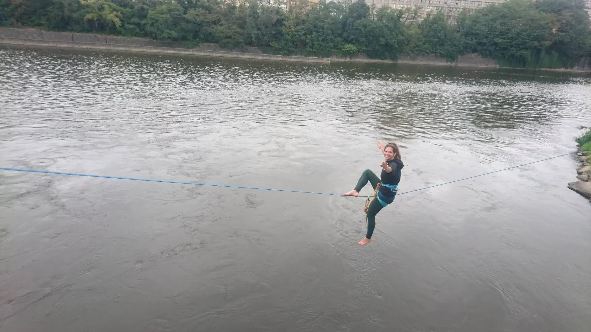 Terka na slacklině nad vodou