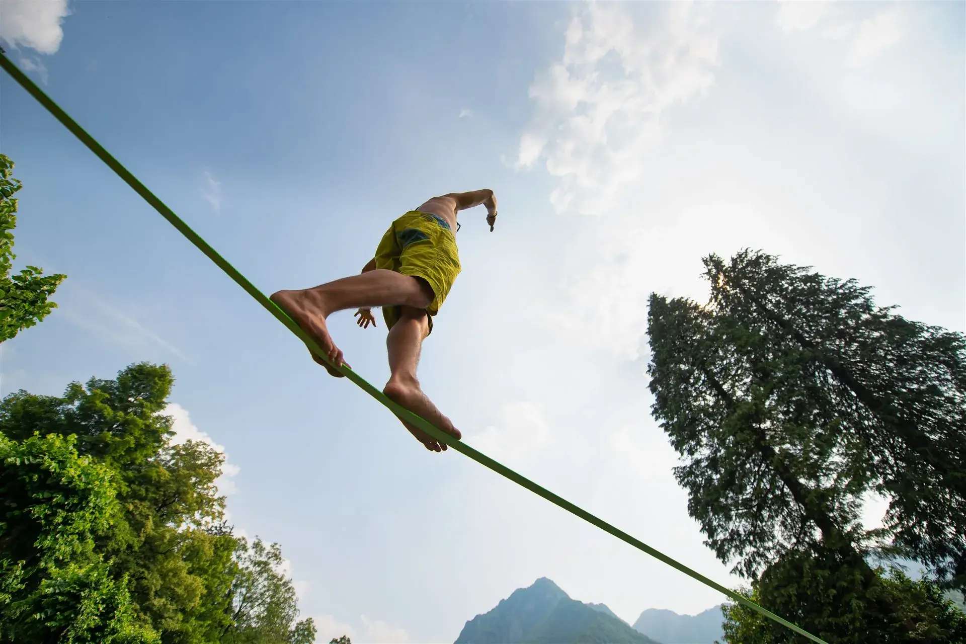 Chlapec cvičí chůzi po slacklině